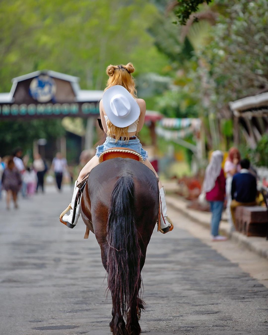 พลอยชมพู - ญานนีน ภารวี ไวเกล