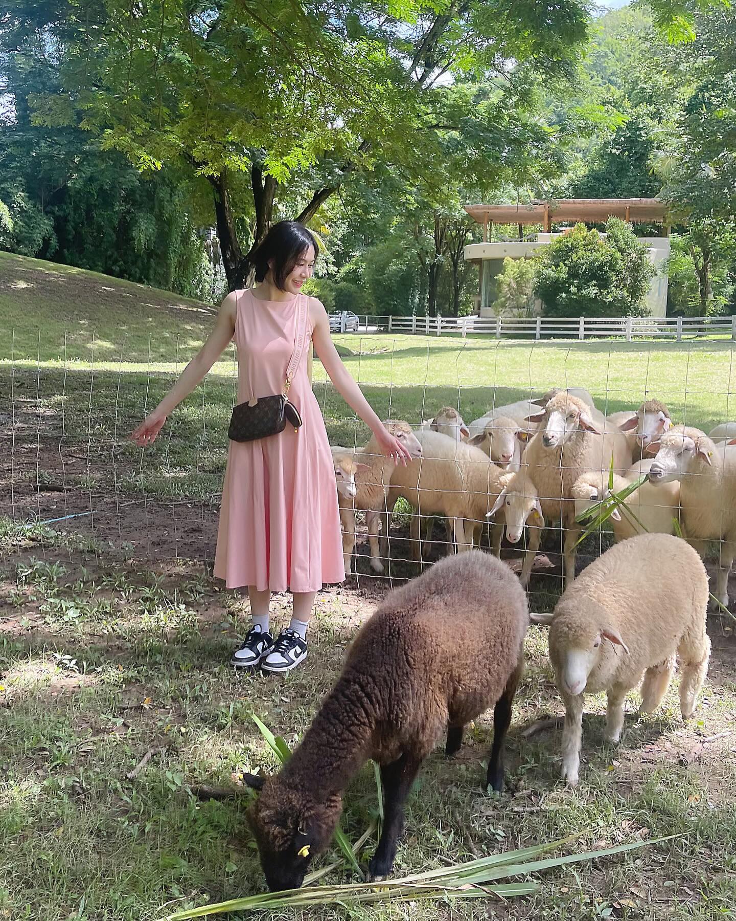 เนย - กานต์ธีรา วัชรทัศนกุล